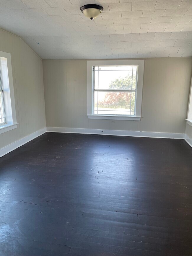 Dormitorio - 428 S Texas Ave