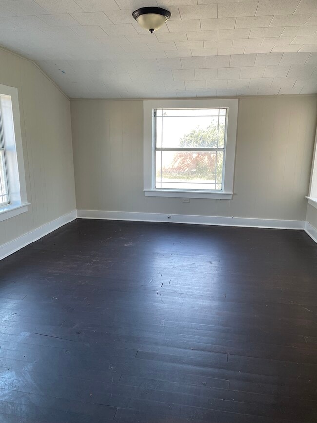 Bedroom - 428 S Texas Ave