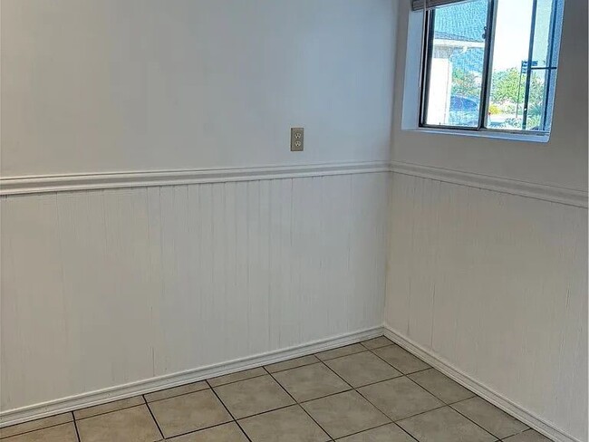 Building Photo - 1353 Pengra St