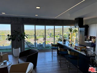 Foto del edificio - 838 N Doheny Dr