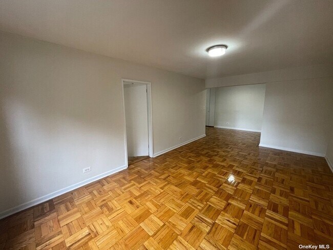 Foto del edificio - 102-30 67th Ave