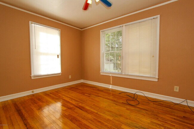 Building Photo - 758 Acosta St