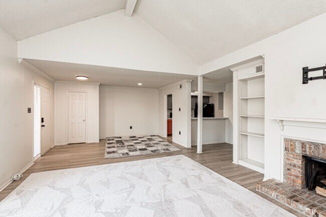 Foto del edificio - 2 Bedroom Condo with Pool and the Convinience of a Jefferson Hwy Address!