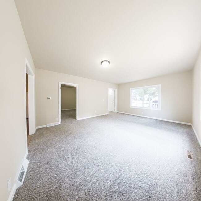 Building Photo - 3 Bedroom 2 Bath Home Conrad Iowa