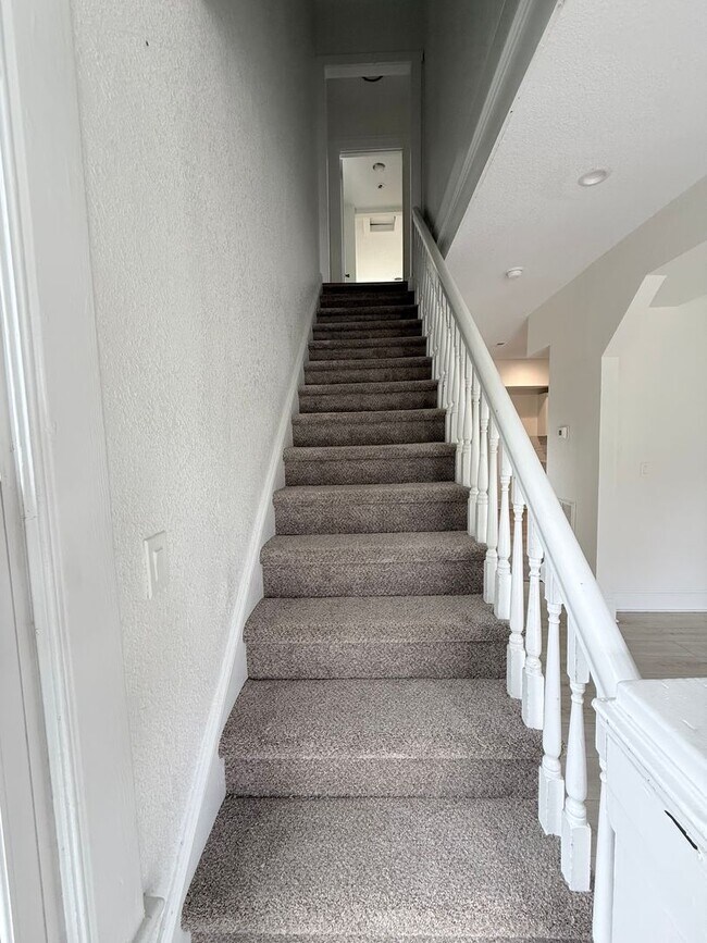 Foto del edificio - Gorgeous Four Bedroom Completed Upgraded