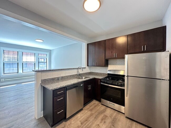 Building Photo - 4410 N Wolcott Ave