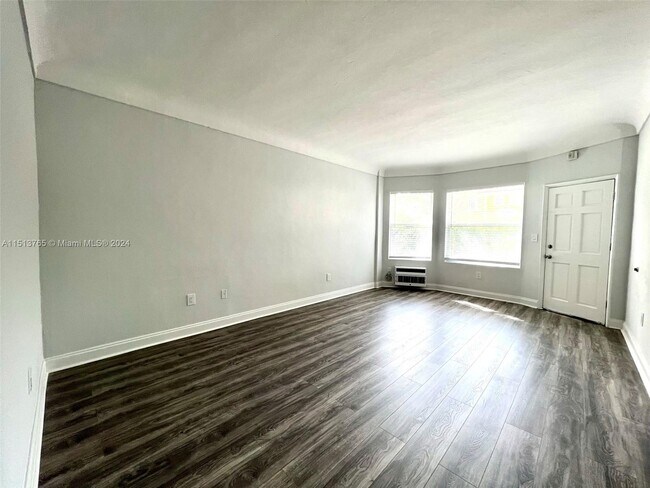 Foto del edificio - 7610 Byron Ave