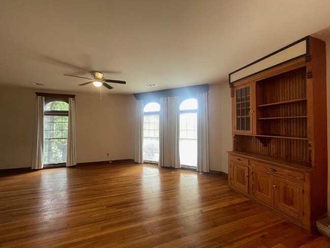 Building Photo - 4611 Woodlawn Dr