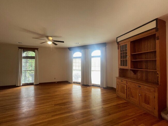 Foto del edificio - 4611 Woodlawn Dr