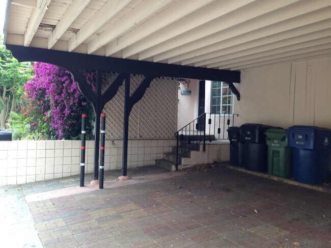 Área de estacionamiento techado - 1815 N Beverly Glen Blvd