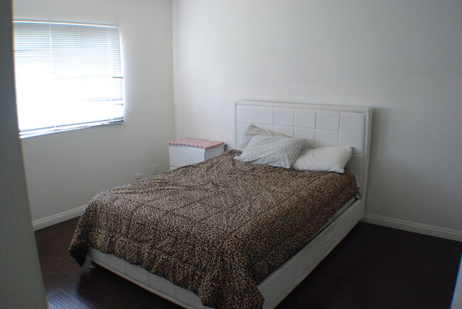 master bedroom - 5414 Newcastle Ave