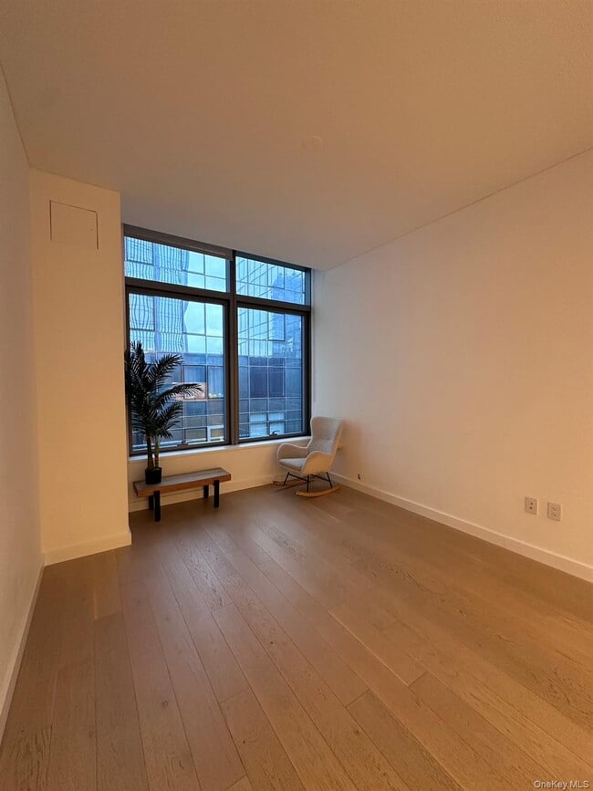 Building Photo - 3 Ct Square W