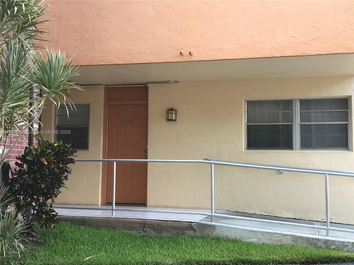 Foto principal - 3551 NE 169th St