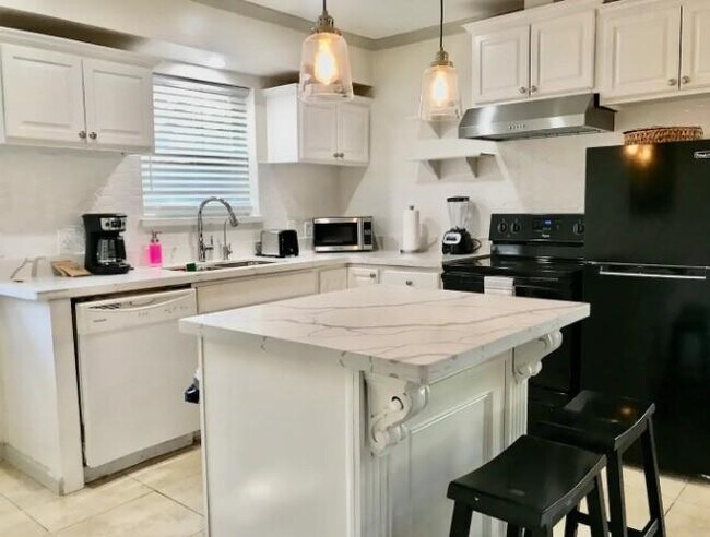 Foto del edificio - 9775 Pine Lake Dr
