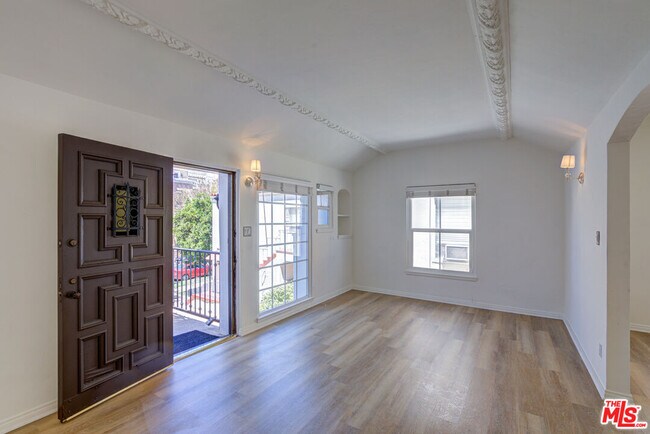 Building Photo - 322 S Reeves Dr