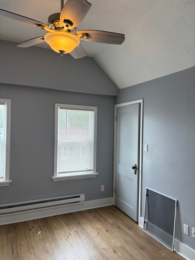Building Photo - 210 1/2 Belden St