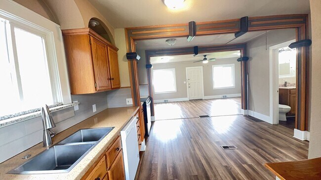 Foto del edificio - Cute Bungalow - Close to Downtown + Finished Basement!!