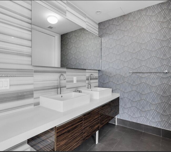 Foto del edificio - 808 Brickell Key Dr