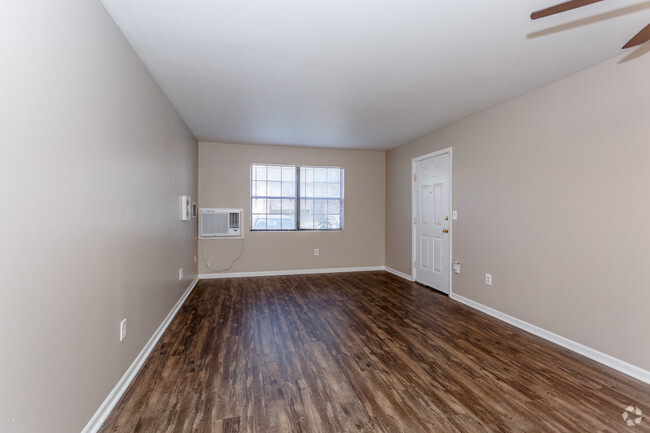 2BR, 1BA Updated - 745 SF - Clairborne Court Apartments