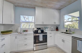 Building Photo - 212 SW 1st Ave