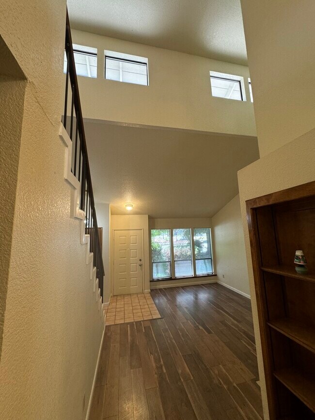 Foto del edificio - Beautifully spacious 3 bedroom 2 bath home...