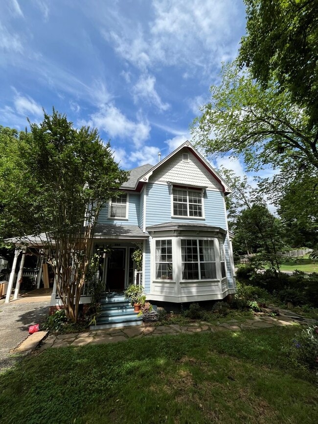 Building Photo - HISTORIC DOWNTOWN  3 bedroom 2.5 bath home