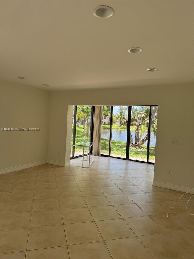 Building Photo - 9293 Vista Del Lago