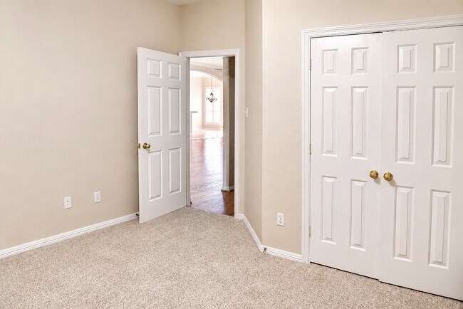 Building Photo - 16415 Burham Park Dr