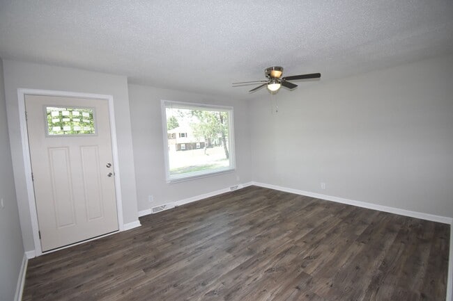Building Photo - Renovate Dog Friendly Home For Rent Near Cunningham Lane!