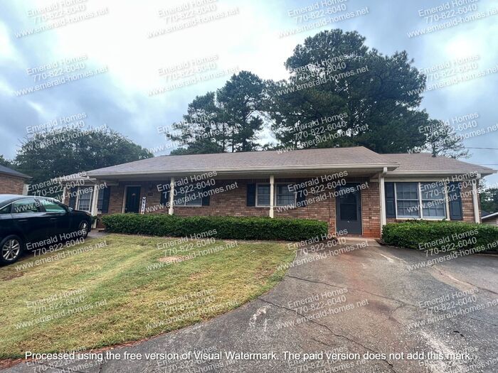 Primary Photo - 2 bedroom 1 bath duplex available off of H...
