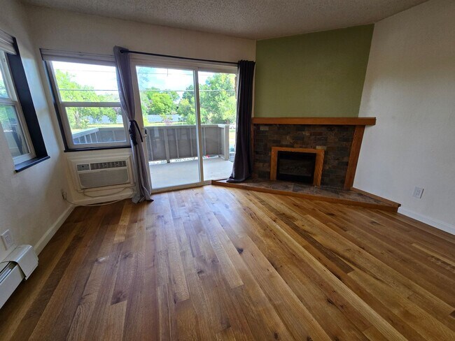 Building Photo - Nicely Updated Ground Floor 2B2B Condo at ...
