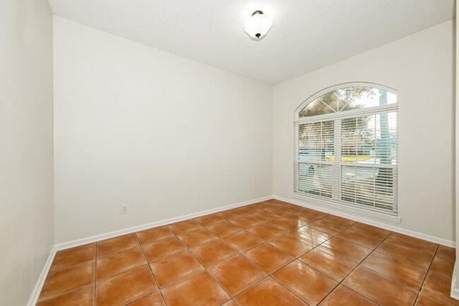 Foto del edificio - 272 Village Green Ave