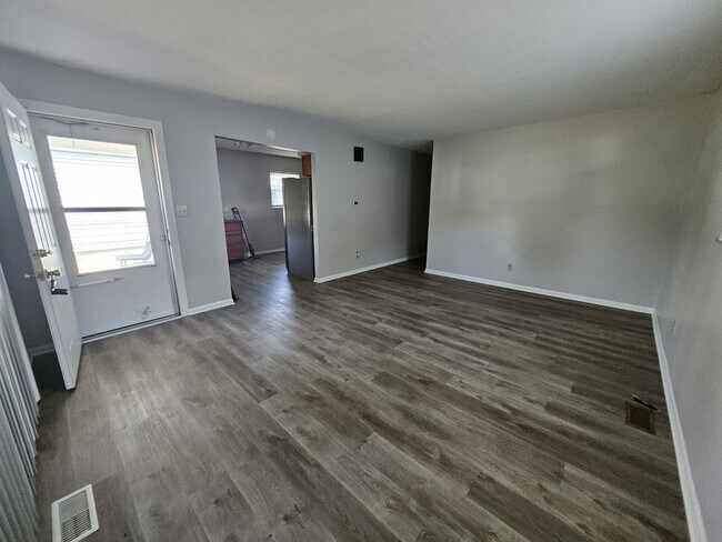 Building Photo - 1837 E Legrande Ave
