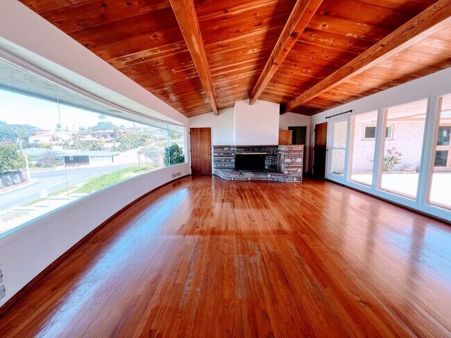 Foto del edificio - 3 Bed, 2 Bath, 2 Car Garage with Ocean Vie...