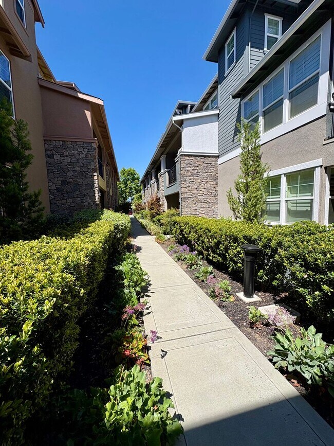 Foto del edificio - Spacious 4-Bedroom Townhouse