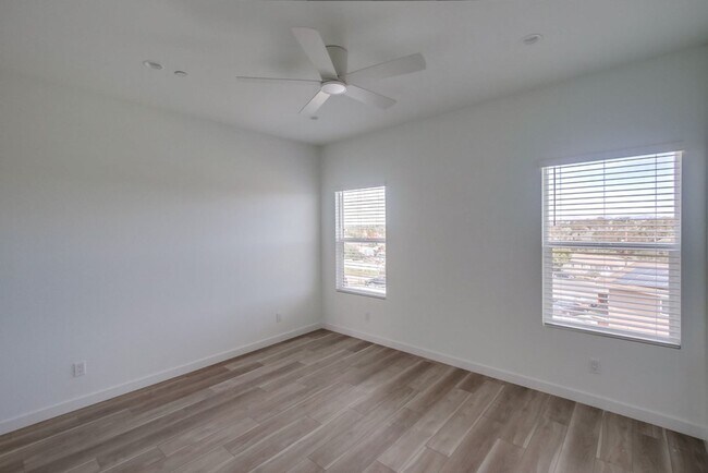 Foto del edificio - Beautiful downstairs unit 3bed/2 ba now available! Private Patio!! Marketing Description
