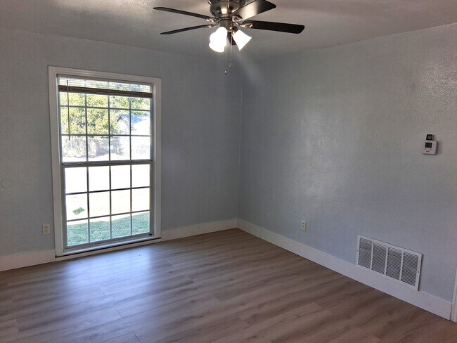 Foto del edificio - 902 Evetts Rd