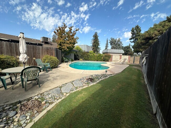 Building Photo - Charming Condo near Country Club Available...