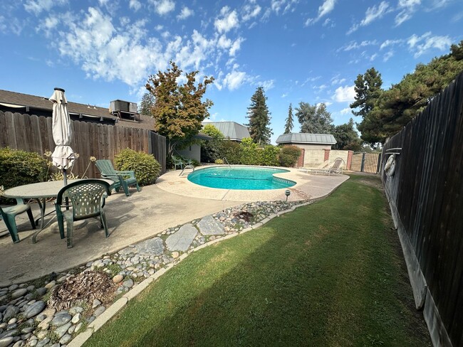 Foto del edificio - Charming Condo near Country Club Available...