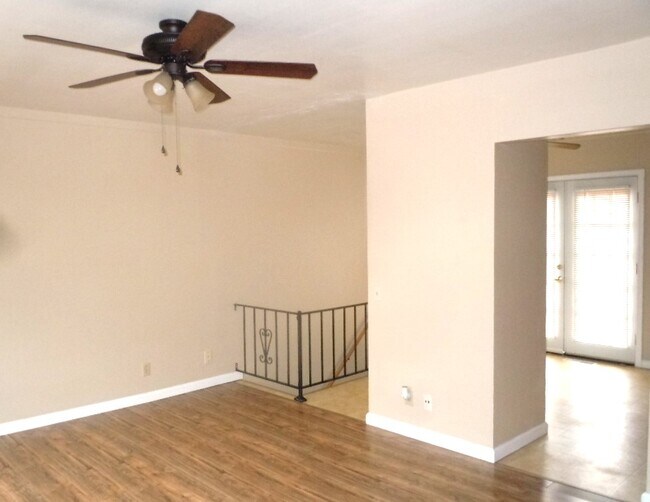 Building Photo - 121 Moonlight Dr