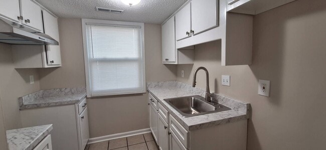 Building Photo - Charming 2 bedroom home - Open To Section 8