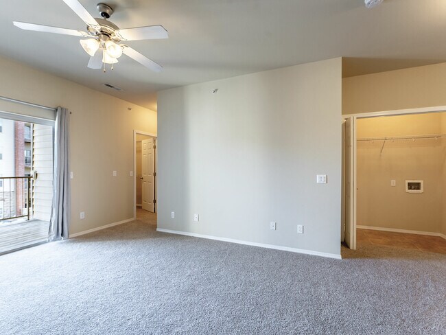 Foto del edificio - Coryell Courts Apartments