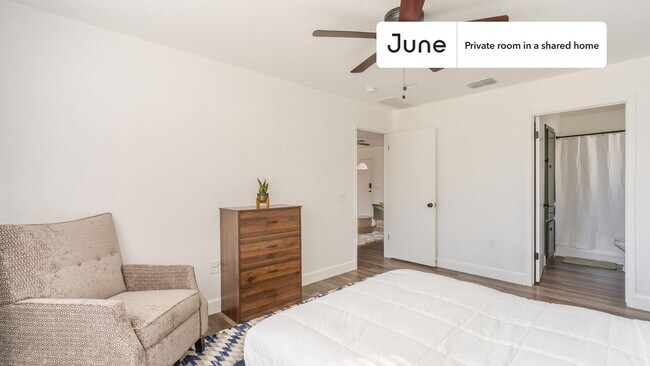 Foto del edificio - Private bedroom in 3 bed/2 bath Home