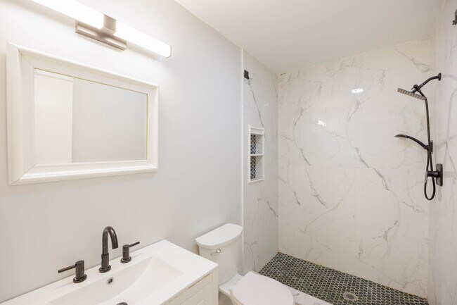 Foto del edificio - 8325 Fairway Rd