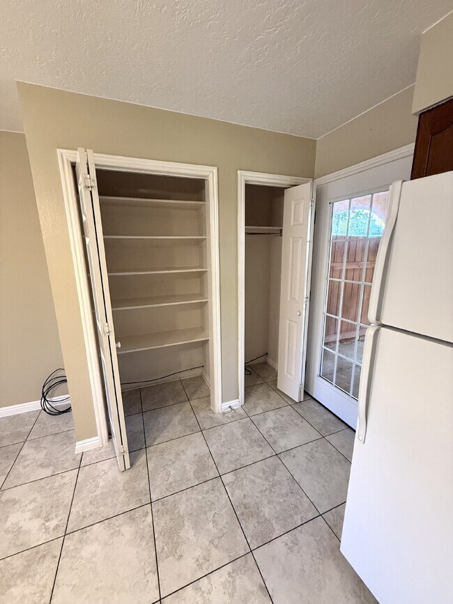 Building Photo - Cimaron Terrace Hurricane 2 Bed 1.5 Bath