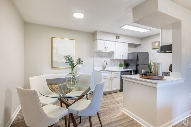 1BR, 1BA - 675SF - Dining Room - Lake Pointe