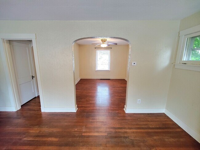 Foto del edificio - *Spacious & Updated 3BD/1BA Single-Family Home Available in Brookline*