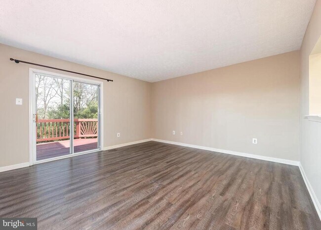 Building Photo - 645 Realm Ct W