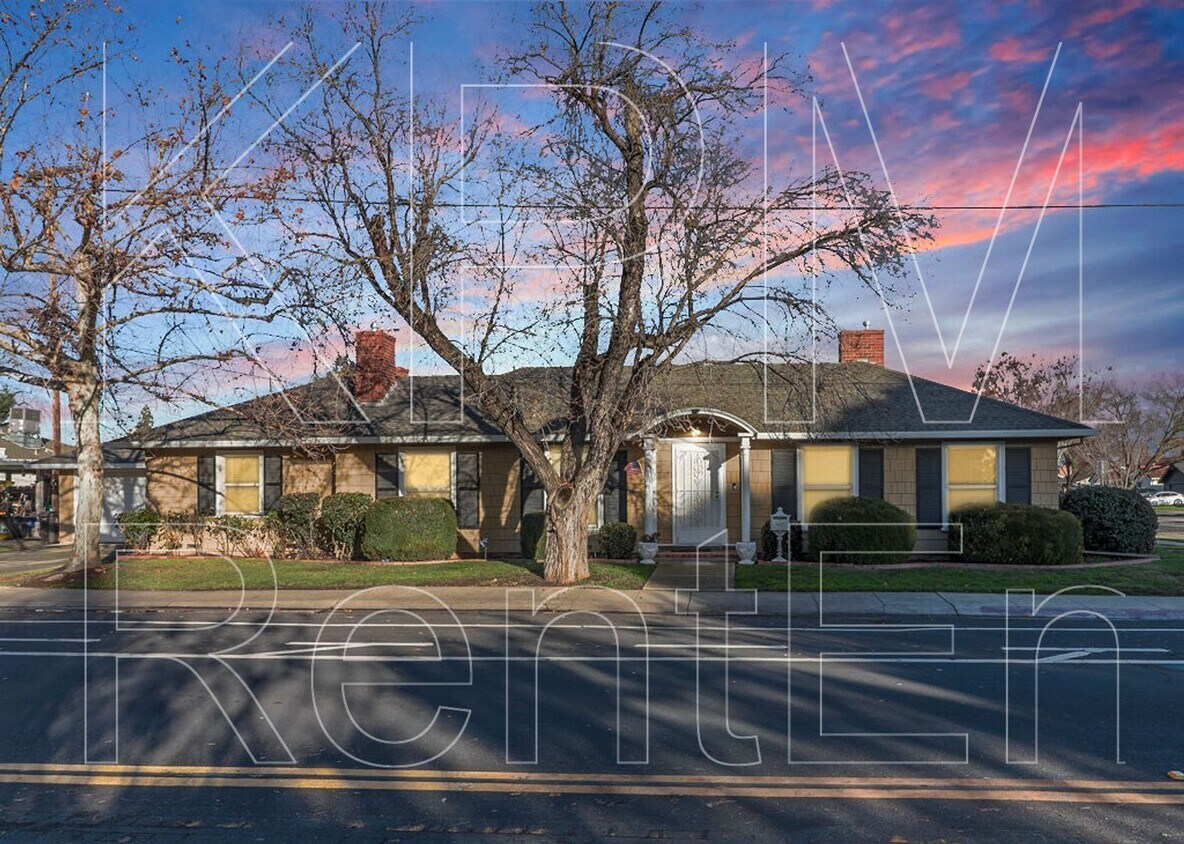Primary Photo - 3310 N Kensington Way