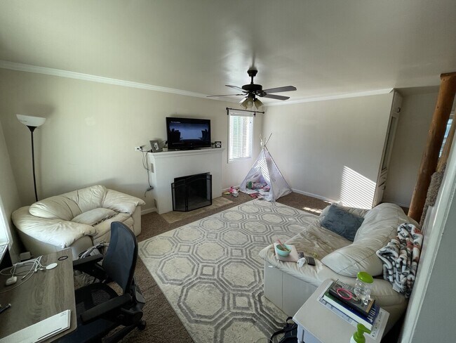 Building Photo - Upstairs 1157